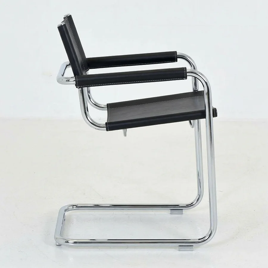 Cadeira B34 Mart Stam em couro preto, vista lateral em fundo branco